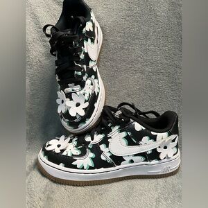 Nike Kids' pre School Air Force 1 LV8 Shoes size 2Y